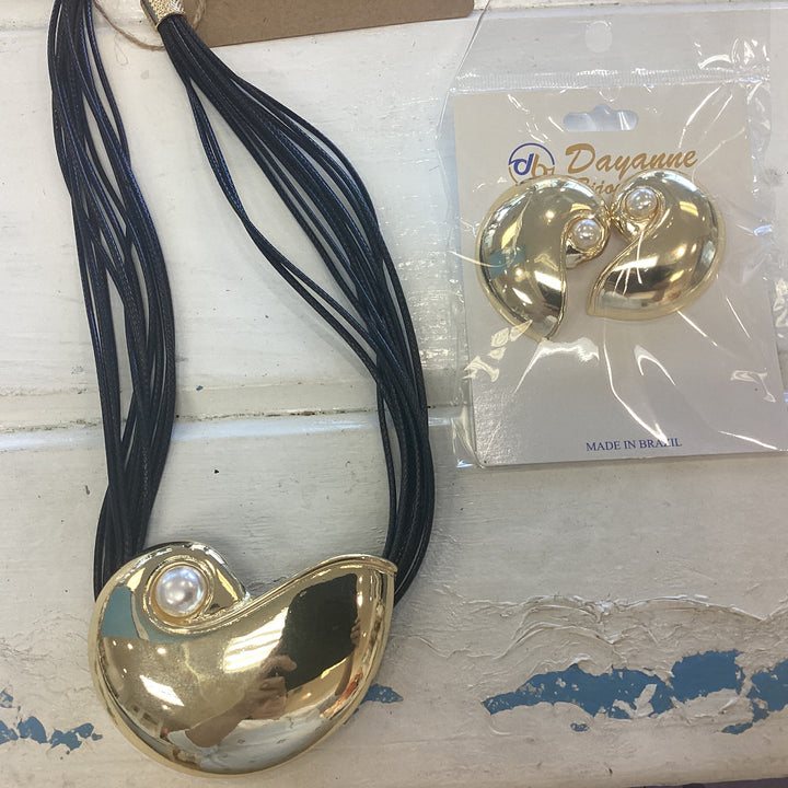 Set necklace and earrings big shell with pearl