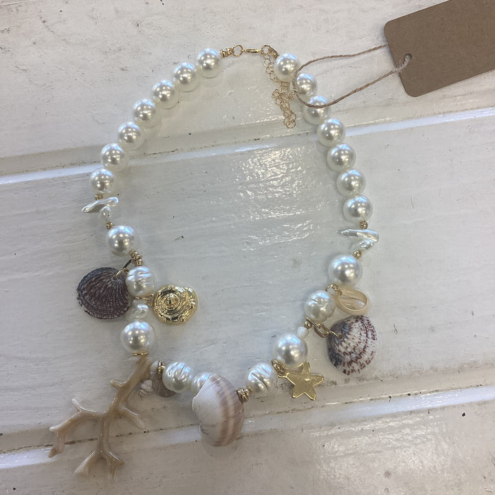 Necklace pearl seashells