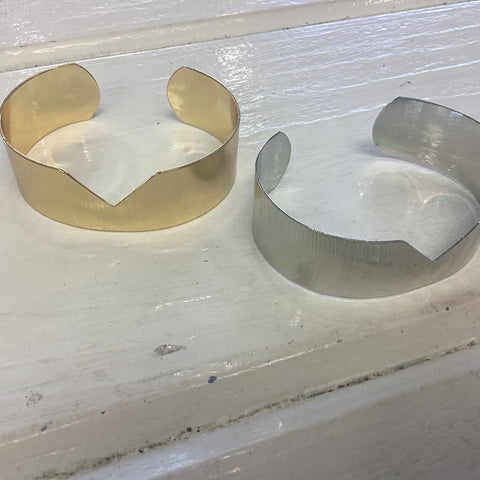 Rigid bracelet