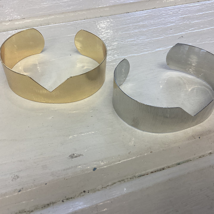 Rigid bracelet
