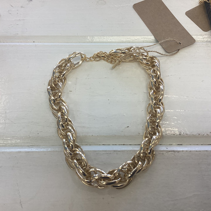 Necklace patterned chain