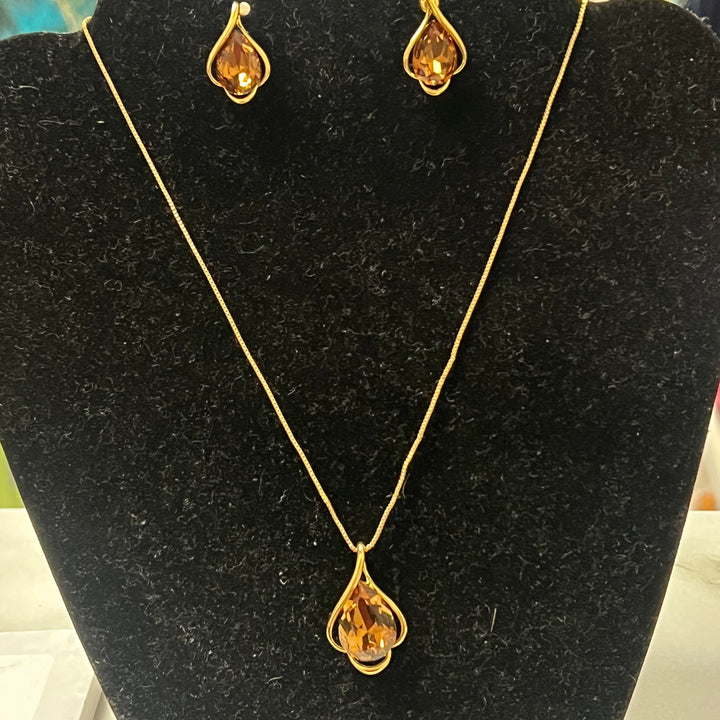Necklace and earrings set amber